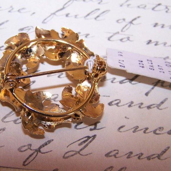 Unsigned Yellow Gold Metal and Faux Pearl Wreath Pin with Original Price Tag - Picture 5 of 6